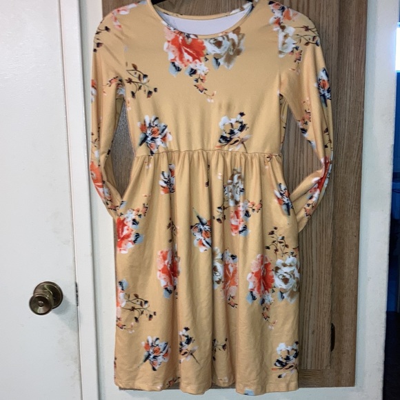 Floral mustard Spring dress 👗 with hidden pockets - Picture 5 of 8